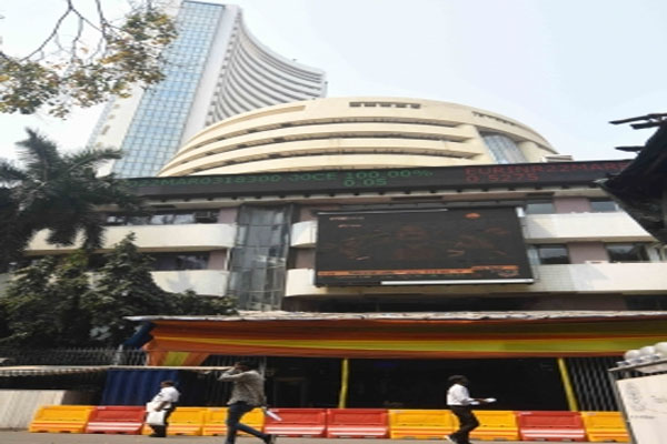 sensex fell due to selling in banking shares 594105