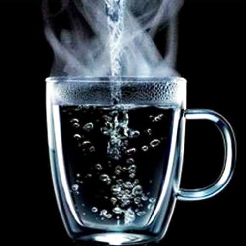 गर्म पानी पीने के 8 कमाल के लाभ