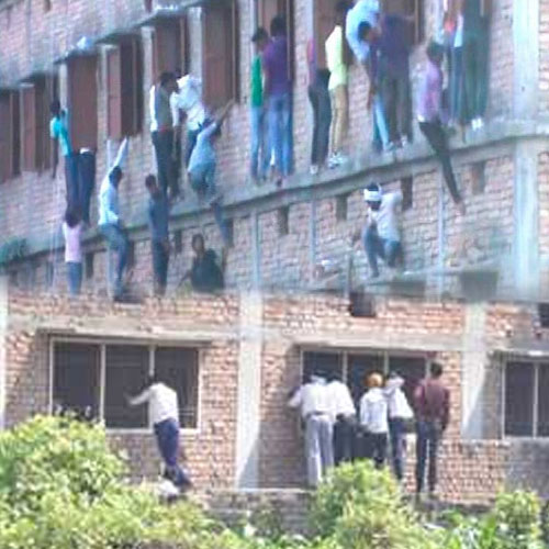 देखें- बिहार बोर्ड परीक्षा में दीवारों पर चढ कराई जा रही नकल