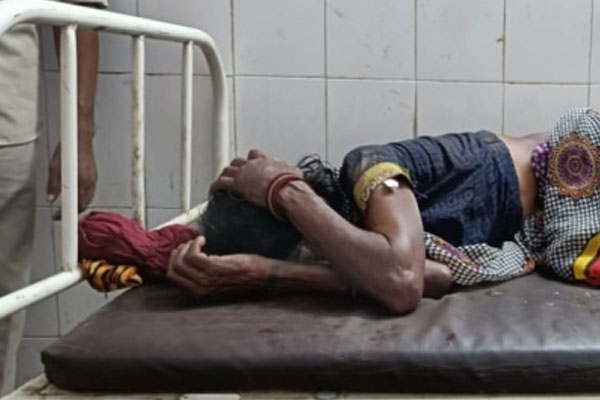 झारखंड के दुमका में तीन महिलाओं समेत चार लोगों को डायन कहलाने वाले मल और पेशाब को लाल-गर्म रॉड से गोली मारी, देवघर News in Hindi झारखंड के दुमका में तीन महिलाओं समेत चार लोगों को डायन कहलाने वाले मल और पेशाब को लाल-गर्म रॉड से गोली मारी, देवघर News in Hindi