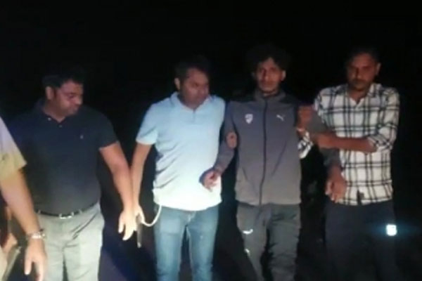 Encounter between police and miscreants, 3 miscreants arrested, looted car recovered - Noida News in Hindi