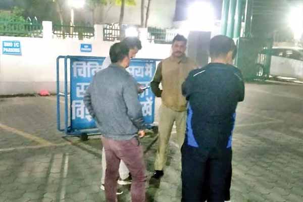 चोर को पकड़ने गए पुलिस वालों स्थानीय लोगों ने किया पर हमला, आरोपी को भगाया