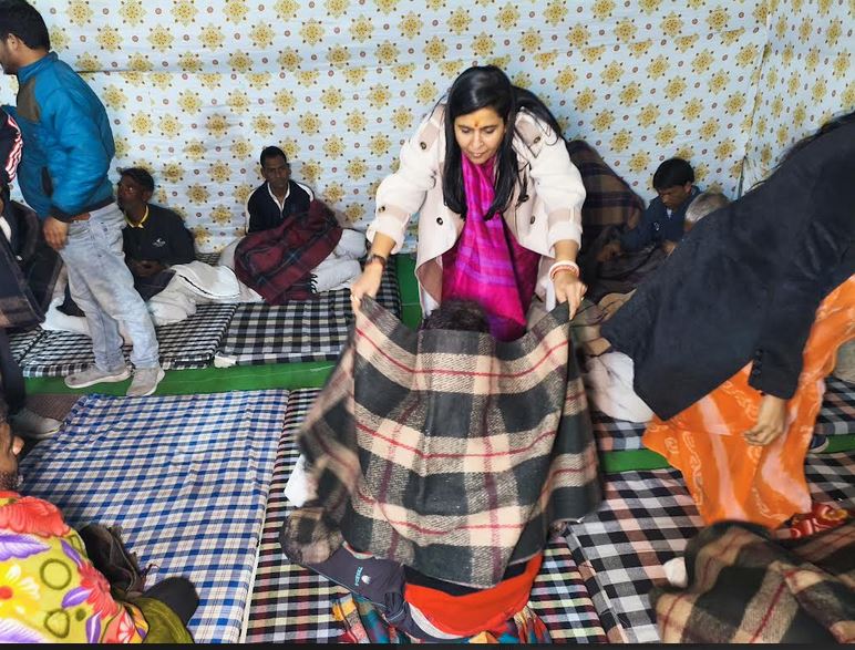 Mayor Dr. Saumya Gurjar did a surprise inspection of the shelters, distributed blankets to the beneficiaries - Jaipur News in Hindi