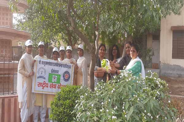 Saplings planted in Kanya Mahavidyalaya and birds planted for birds - Sri Ganganagar News in Hindi
