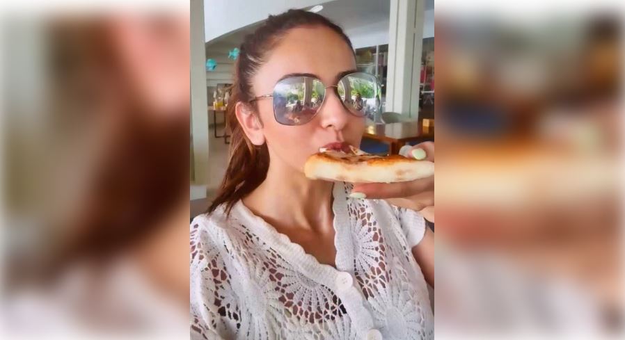 Rakul Preet Singh seen eating cheese pizza on International No Diet Day, said- Eat without any guilt - Bollywood News in Hindi