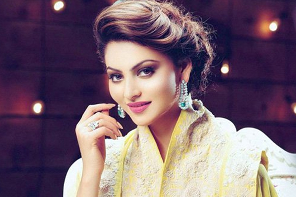Urvashi Rautela sets the mercury soaring with a bedroom pic - Masala Gossips in Hindi
