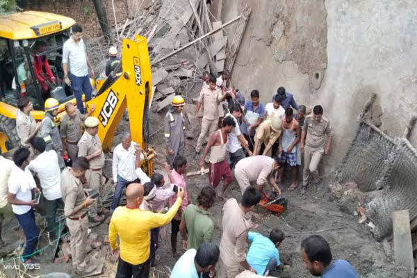 यूपी के बुलंदशहर में लेंटर गिरने से चार की मौत