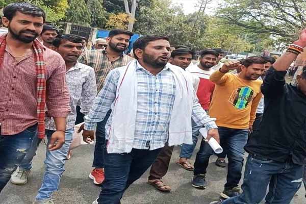 Demand to stop encroachment, villagers demonstrated - Bhilwara News in Hindi