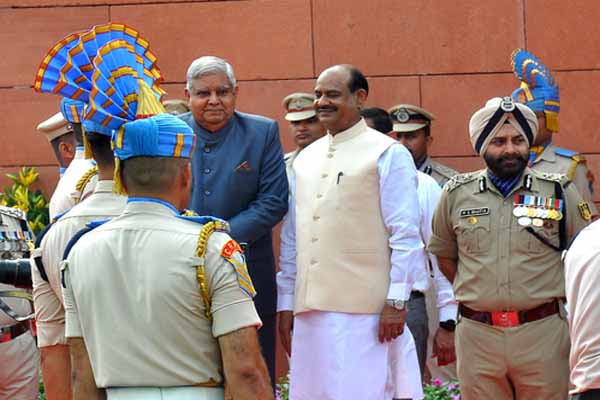 Vice President Dhankhar hoisted the national flag on the new Parliament House - Delhi News in Hindi