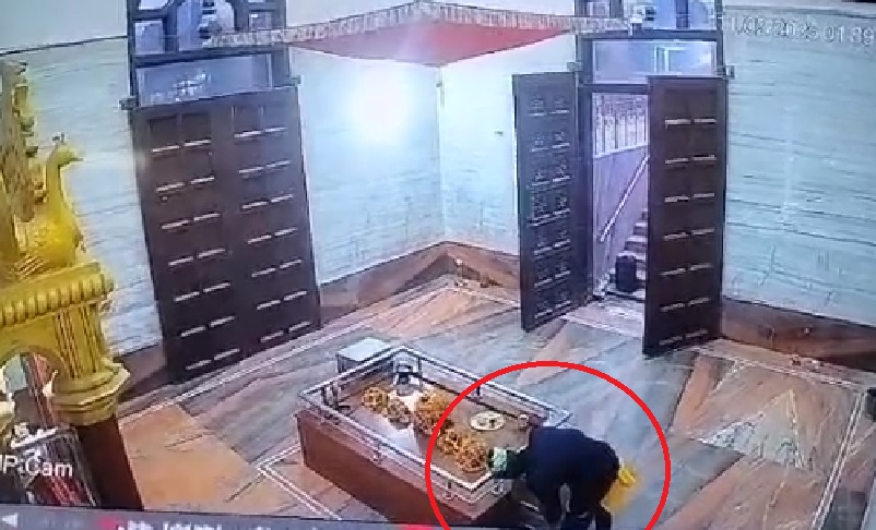Theft incident from Saharsa district: Thieves broke the lock of Maa Vishhara temple, the entire incident was captured in CCTV - Saharsa News in Hindi