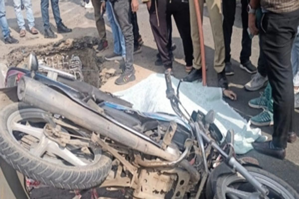 गड्ढे में गिरने से गुजरात के साइकिल सवार की मौत गड्ढे में गिरने से गुजरात के साइकिल सवार की मौत
