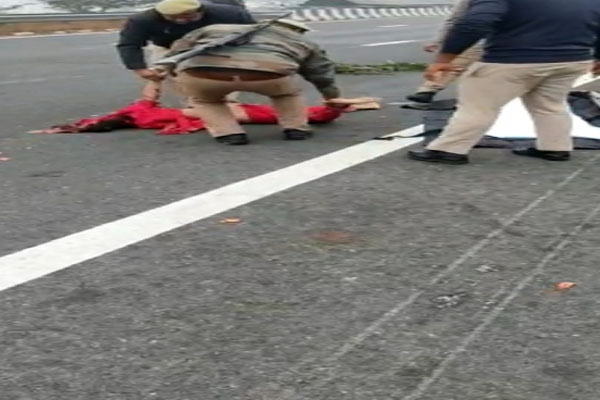 Girls body found on Eastern Peripheral, head crushed by car tyre...see photos-m.khaskhabar.com