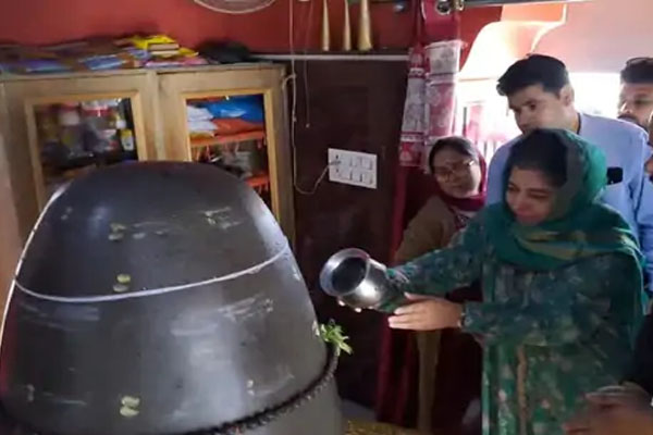 Mehbooba Mufti performed Jalabhishek on Shivling: BJP said - gimmick, Deoband told - against Islam - Delhi News in Hindi