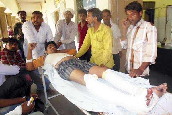 Travels bus collide with trola in Tonk, 24 injured passengers - Tonk News in Hindi