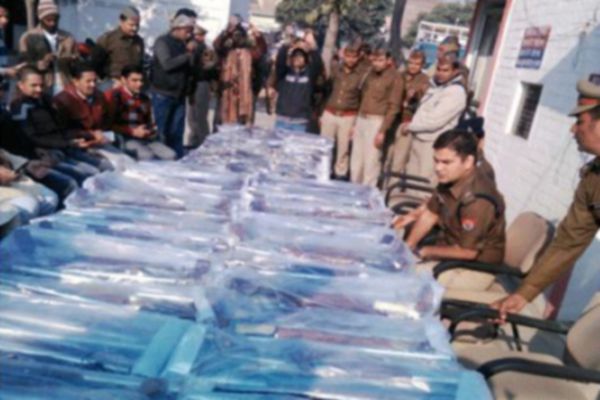 UP: arsenal caught in  Kairana pre-election , more than 200 pistols seized - Lucknow News in Hindi