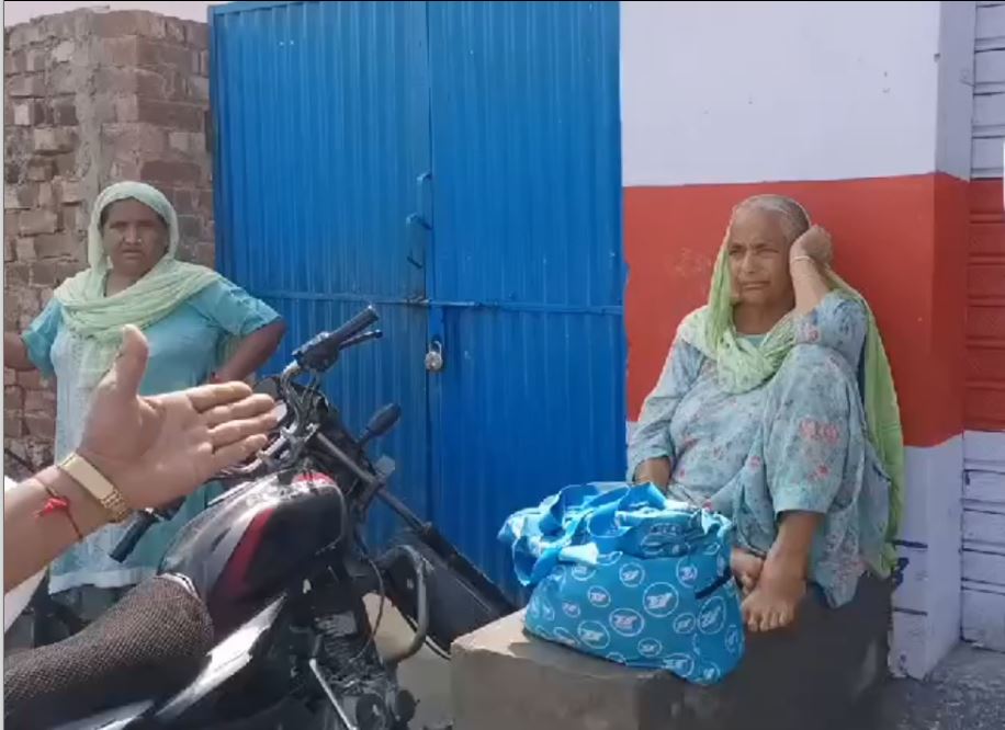 This is Kali Yuga: The three sons forced the 85 year old mother from whose womb they were born to live on the streets - Gurdaspur News in Hindi