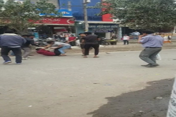 In the middle of the road, two sides fiercely kicked and punched - Greater Noida News in Hindi