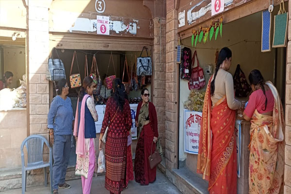 Gathering of buyers in Amrita Haat, sale of handmade products worth two and a half lakhs - Jodhpur News in Hindi