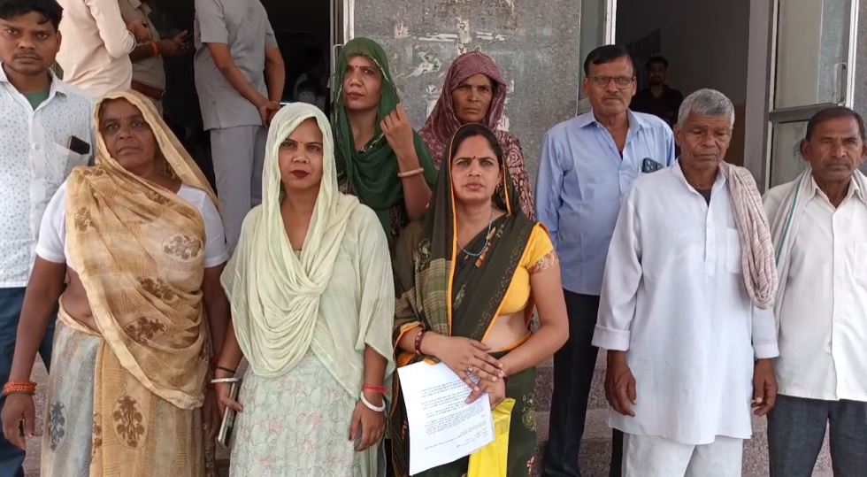 रिहायशी क्षेत्र में मोबाइल टावर लगाए जाने का विरोध, एडीएम प्रशासन को सौंपा ज्ञापन