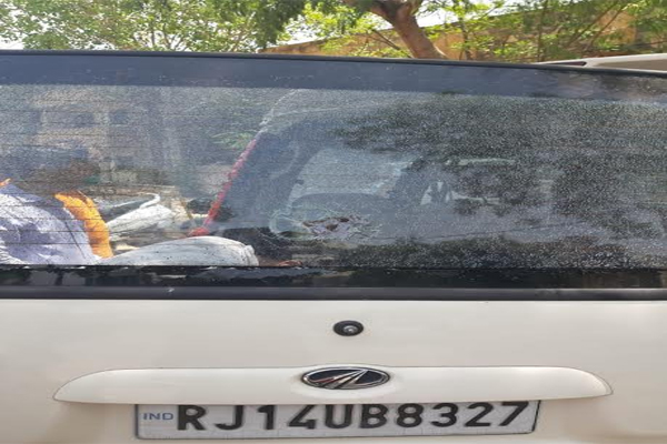 firing on the car - Jaipur News in Hindi