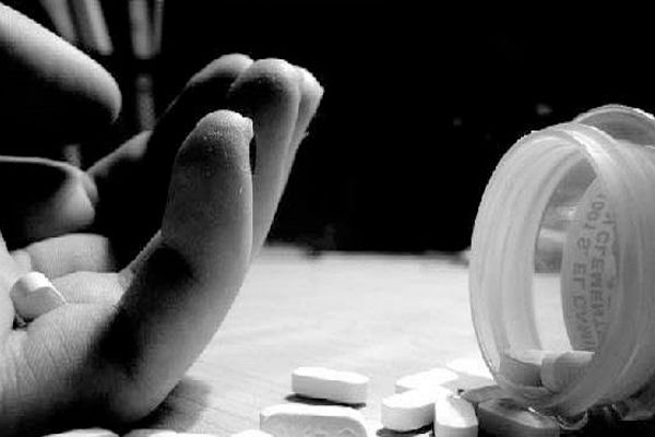शादी से इंकार करने पर लड़की ने जहरीली वस्तु निगली, मौत