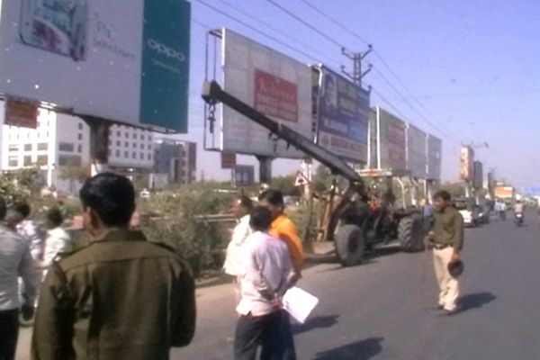 municipal tough action on illegal uni pole hoardings in kota - Kota News in Hindi