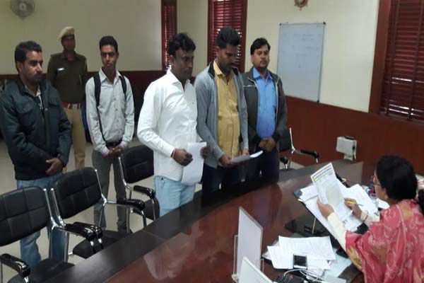 हड़ताल पर हुई कार्रवाई को वापस लेने की मांग को लेकर जिला कलेक्टर को सौंपा ज्ञापन