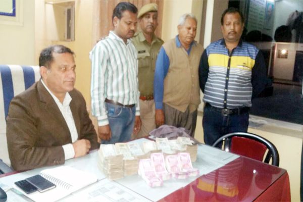 Alwar News : taken The new currency were roaming, three arrested, recovered the 11 lakh rupees and car - Alwar News in Hindi