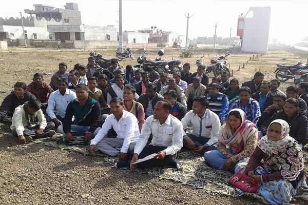 शिक्षक संघर्ष समिति ने दिया धरना