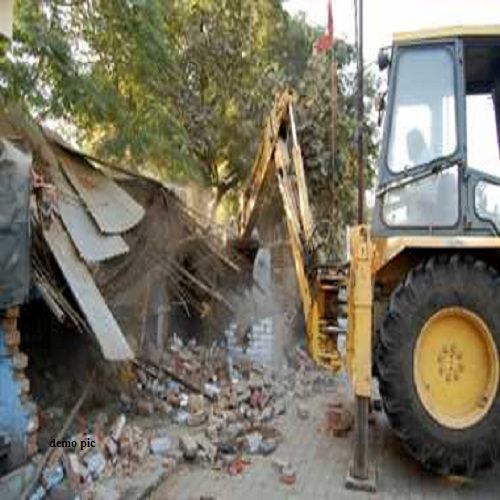 Such atrocities on the poor,police is afraid of the big encroachers - Jhansi News in Hindi