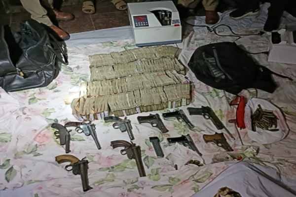Cash, weapons recovered from Atiqs office in Prayagraj - Lucknow News in Hindi