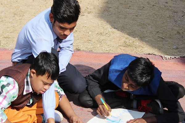 Special children painted on paper talent - Jaipur News in Hindi