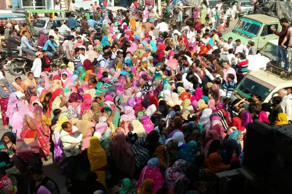 Women on road over note ban - Hapur News in Hindi