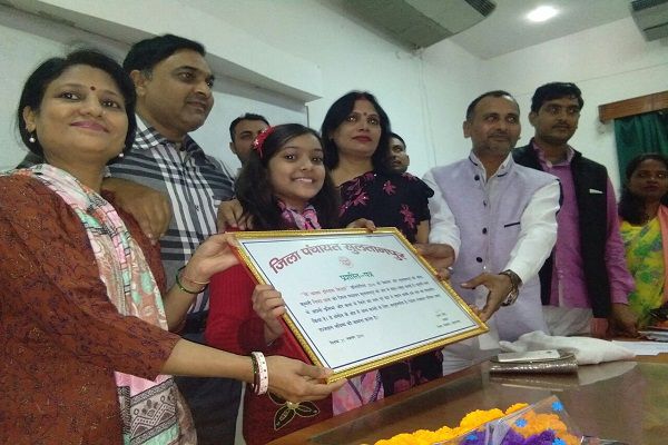 District Panchayat president honored Nishtha Sharma - Sultanpur News in Hindi