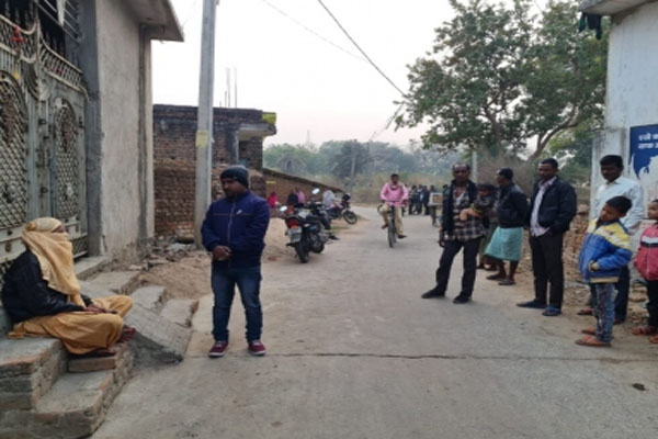 प्रेमी के घर के आगे धरने पर बैठी युवती को पुलिस ने उठाया, युवती बोली- उसे जेल मत भेजिए, शादी करा दीजिए