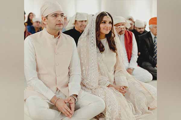Raghav and Parineeti got married after taking seven rounds, wedding procession arrived in 18 boats - Udaipur News in Hindi