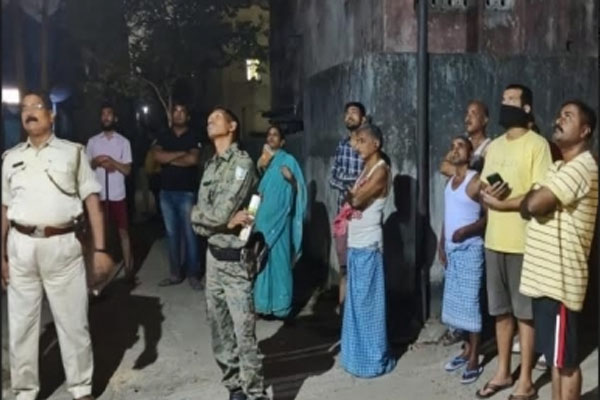 पुलिस को रोकने के लिए पति की हत्या कर घर में लाश जलाने की कोशिश, दरवाजा लगा करंट जमशेदपुर News in Hindi पुलिस को रोकने के लिए पति की हत्या कर घर में लाश जलाने की कोशिश, दरवाजा लगा करंट जमशेदपुर News in Hindi