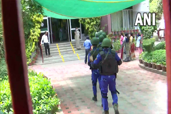 Delhi school evacuated after bomb threat email - Delhi News in Hindi