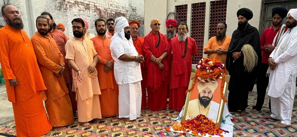 महामंडलेश्वर स्वामी हंसराम उदासीन पहुंचे हरिद्वार : देवलोक वासी महंत अमृत मुनि की अस्थि विसर्जन में हुए शामिल