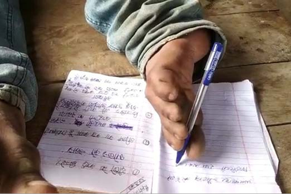Amar Bahadur passed the exam by writing with his feet - Amethi News in Hindi