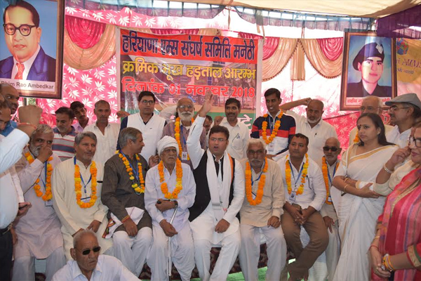Dr. Ashok Tanwar joins Dharna being given the establishment of AIIMS - Rewari News in Hindi