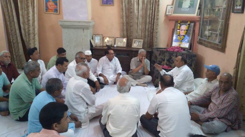 Self. Went home and consoled the family members of Chandra Kumari. - Bharatpur News in Hindi