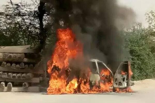 A fierce fire in a moving safari car - Bikaner News in Hindi