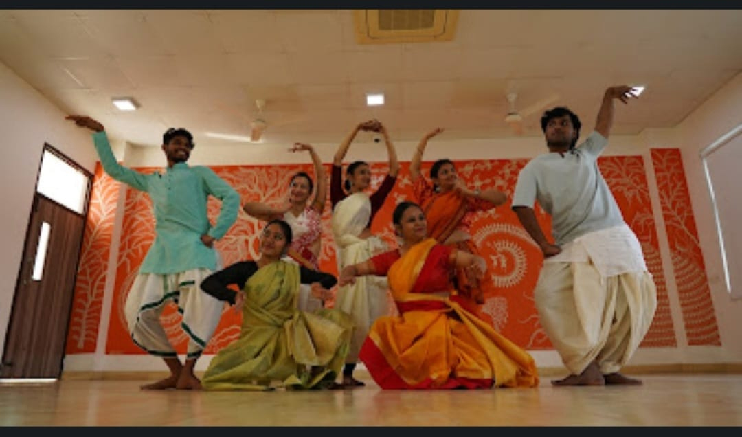 Odissi dancer Ms. Anushua Chowdhary reached WUD, taught Odissi dance to students - Sonipat News in Hindi