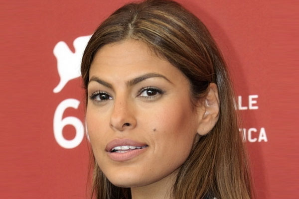 Eva Mendes was once fired from a hotdog stand - Hollywood News in Hindi