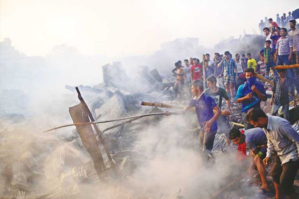 Fire in slums of Dhaka, 500 houses burnt down - World News in Hindi
