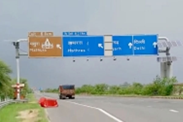 Three killed due to uncontrolled car in Mathura - Mathura News in Hindi