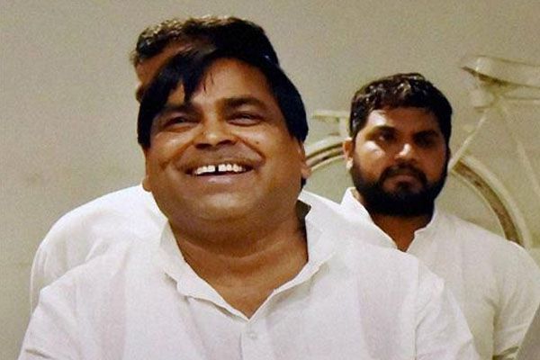 Fraud case filed against gayatri prajapati - Amethi News in Hindi