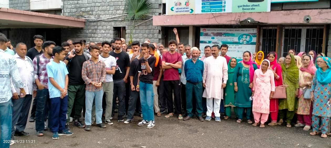 Case of assault heated up, villagers along with victims family reached the court of district administration - News in Hindi