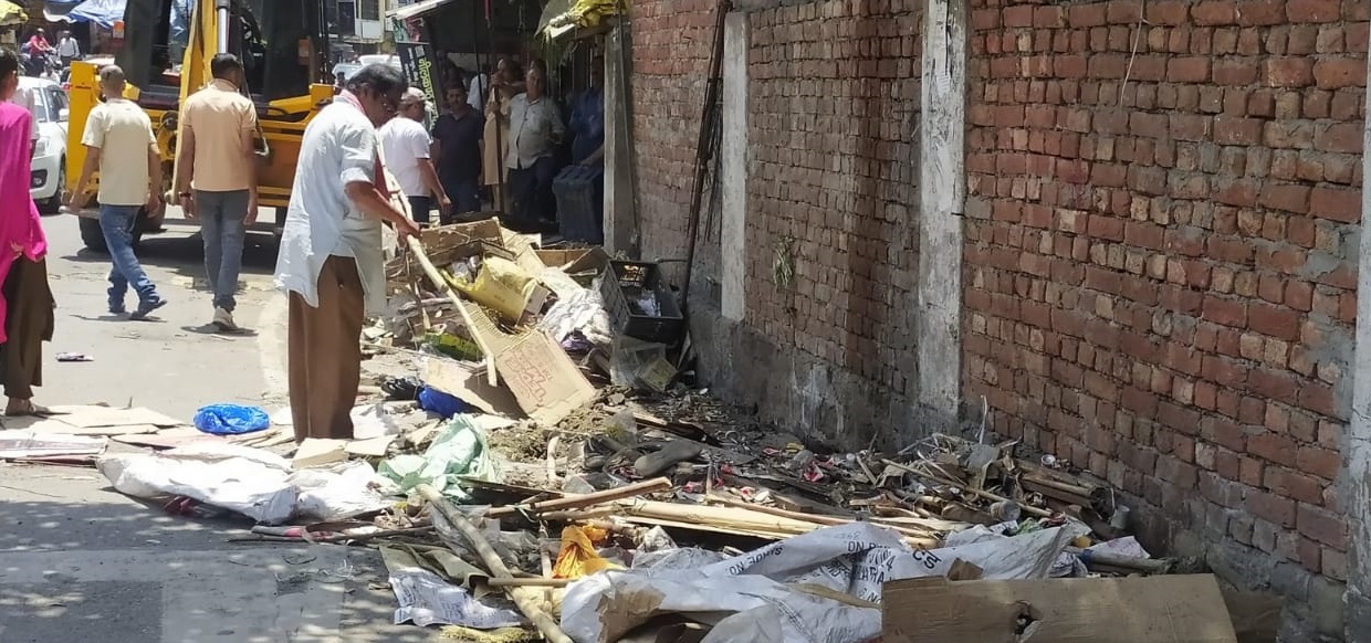 बस स्टैंड के आसपास अतिक्रमण पर चली जेसीबी, पीडब्ल्यूडी करेगा फुटपाथ निर्माण